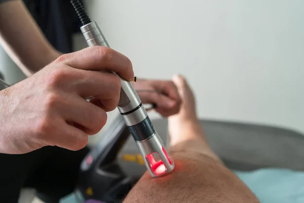 激光疗法用于治疗疼痛的膝盖上 — 图库照片