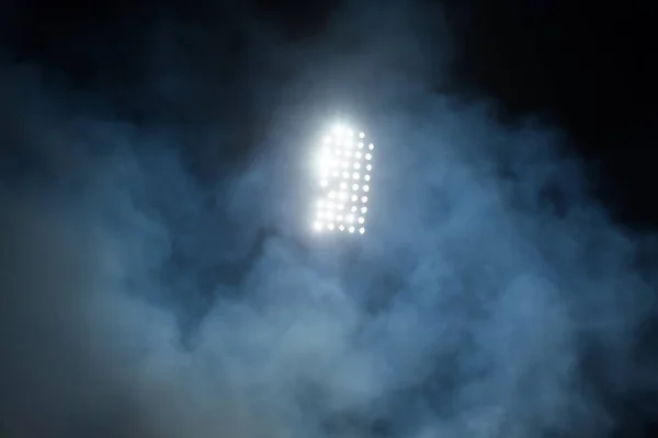 球场灯和烟雾 — 图库照片