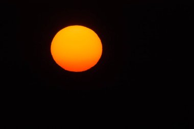 Sabah erken, deniz üzerinde sihirli gündoğumu