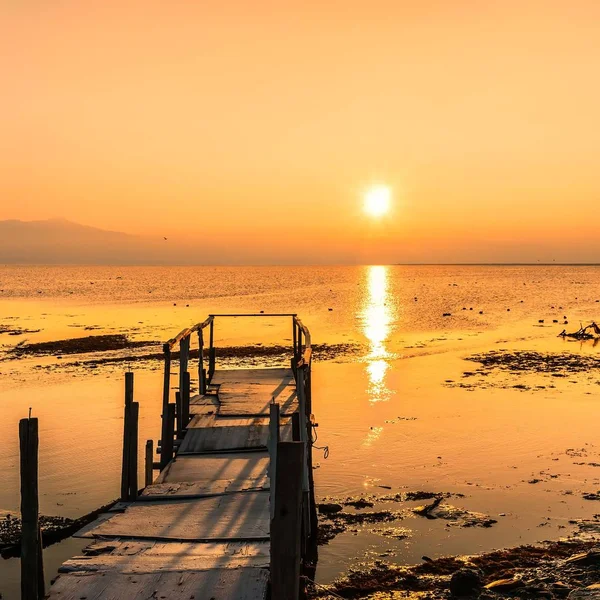 Vroege ochtend, magische zonsopgang boven zee — Stockfoto