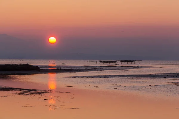 Tôt le matin, lever de soleil magique sur la mer — Photo