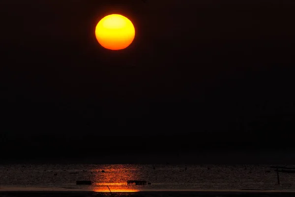 Tôt le matin, lever de soleil magique sur la mer — Photo