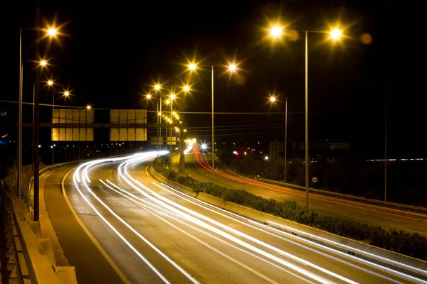 交通速度-光在晚上高速公路高速公路上落后 — 图库照片