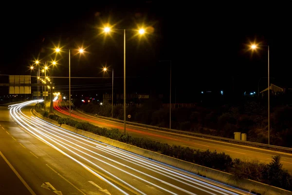 Geschwindigkeitskontrollen - nachts leichte Spuren auf der Autobahn — Stockfoto