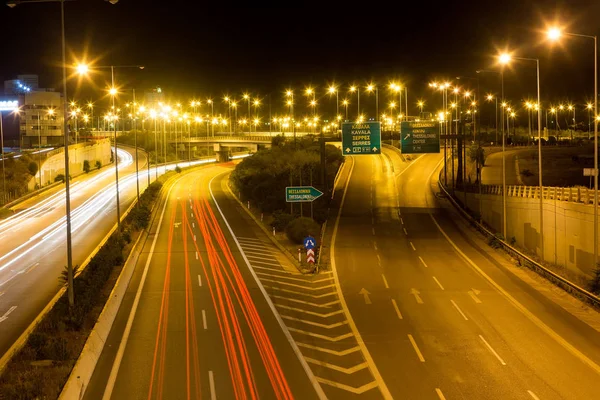 交通速度-光在晚上高速公路高速公路上落后 — 图库照片