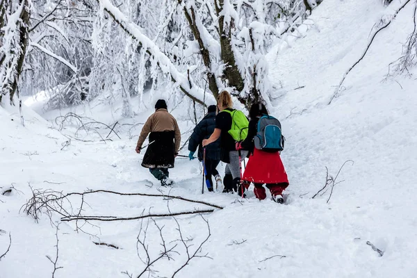 La gente está caminando en la nieve, en la cima de la montaña — Foto de Stock