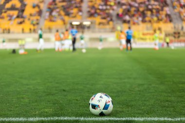 Ön plan ve bulanık oyuncular futbol topu