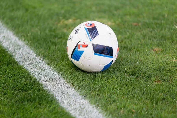 Bola de futebol no campo antes da partida Aris vs Panathinaikos — Fotografia de Stock