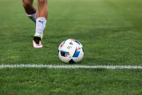 Closeup ของลูกฟุตบอลและเท้าของผู้เล่น — ภาพถ่ายสต็อก