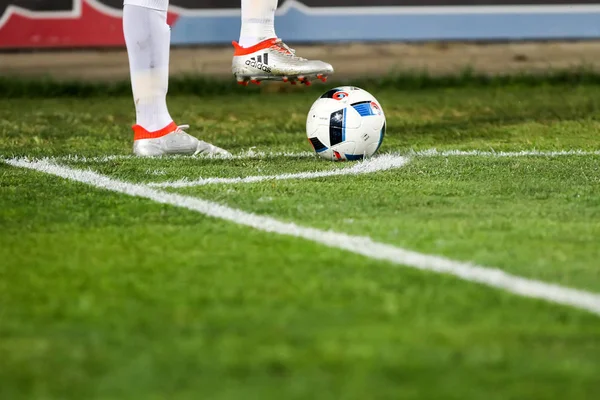 Närbild av fotboll och fötter av spelaren — Stockfoto