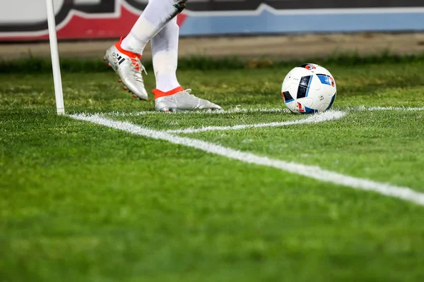 Fechar-se de bola de futebol e pernas do jogador — Fotografia de Stock