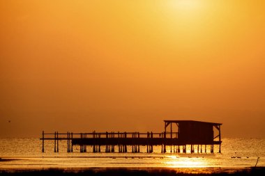 Sabah erken, bir kulübe orta ile deniz üzerinde sihirli gündoğumu