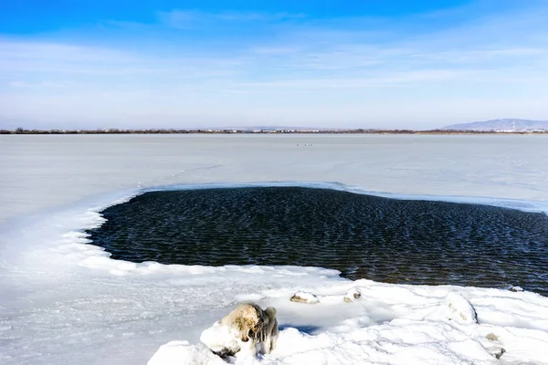 Congelou a lagoa Kalochori no norte da Grécia — Fotografia de Stock