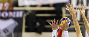 El ve voleybol oyun sırasında top closeup