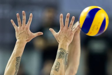 El ve voleybol oyun sırasında top closeup