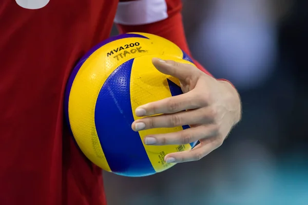 Primer plano de las manos y la pelota durante la Liga Helénica de Voleibol — Foto de Stock