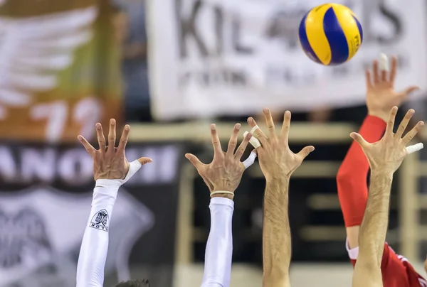 Primer plano de las manos y la pelota durante el juego de voleibol — Foto de Stock