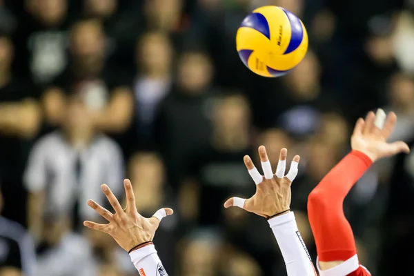 Gros plan des mains et du ballon pendant le match de volley-ball — Photo