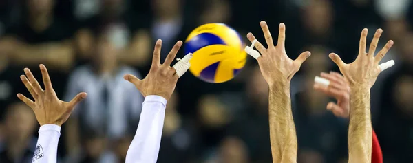 Închiderea mâinilor și a mingii în timpul jocului de volei — Fotografie, imagine de stoc