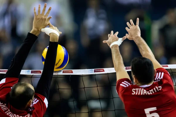 Closeup el ve topu sırasında Yunan Voleybol Ligi — Stok fotoğraf