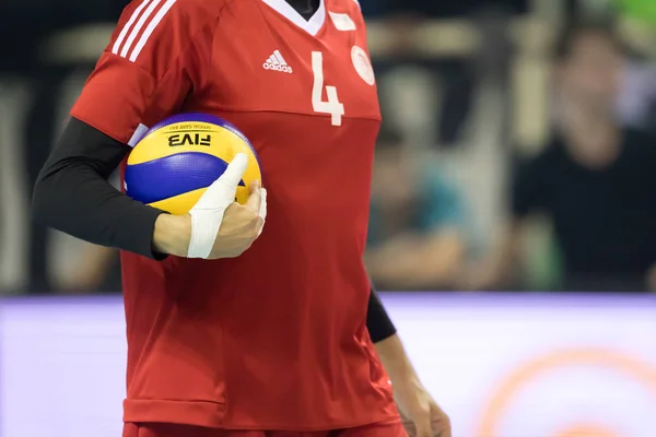 Gros plan des mains et du ballon pendant la Ligue hellénique de volley-ball — Photo