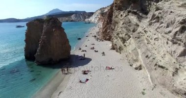 ünlü plaj, Firiplaka üzerinde Milos Adası Kiklad Adaları, Yunanistan uçuş