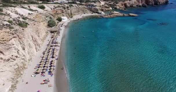 Vuelo sobre la famosa playa de Firiplaka, isla de Milos Cícladas, Grecia — Vídeos de Stock