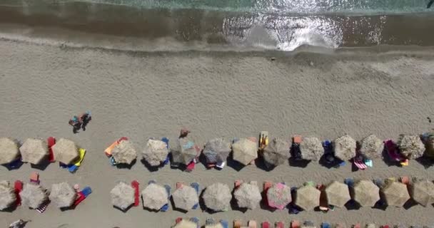 Vuelo sobre la famosa playa de Firiplaka, isla de Milos Cícladas, Grecia . — Vídeos de Stock