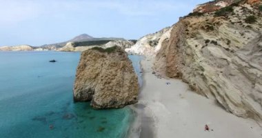 ünlü plaj, Firiplaka üzerinde Milos Adası Kiklad Adaları, Yunanistan uçuş.