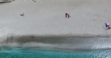 ünlü plaj, Firiplaka üzerinde Milos Adası Kiklad Adaları, Yunanistan uçuş.