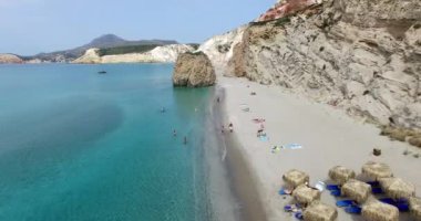 ünlü plaj, Firiplaka üzerinde Milos Adası Kiklad Adaları, Yunanistan uçuş.