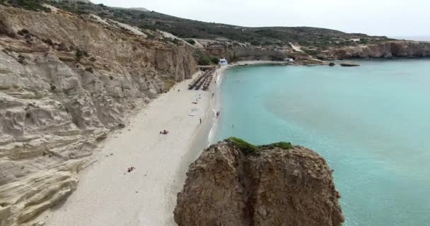Vlucht over de beroemde strand van Firiplaka, Milos eiland Cycladen, Griekenland. — Stockvideo
