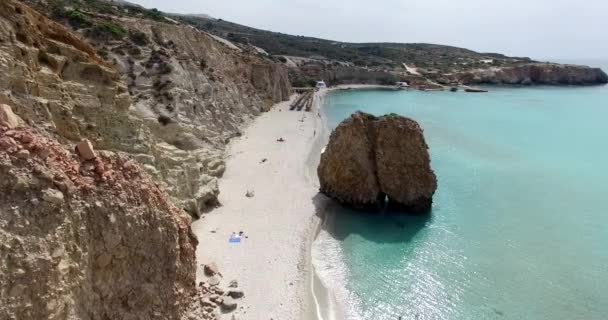 Vuelo sobre la famosa playa de Firiplaka, isla de Milos Cícladas, Grecia . — Vídeo de stock