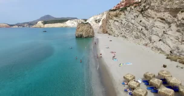 Flug über den berühmten Strand von firiplaka, Milos Insel Kykladen, Griechenland. — Stockvideo