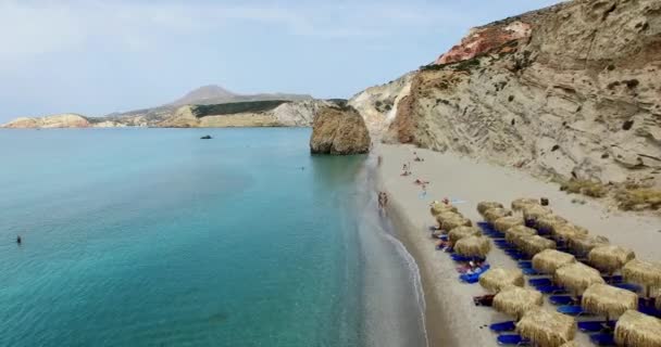 Flug über den berühmten Strand von firiplaka, Milos Insel Kykladen, Griechenland. — Stockvideo