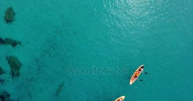 Milos Adası, Kiklad Adaları, Yunanistan Tsigrado Plajı'nda Kayak turist