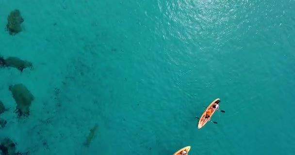 Turistas haciendo kayak en la playa de Tsigrado en la isla de Milos, Cícladas, Grecia — Vídeos de Stock