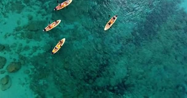 Touristes kayak à la plage de Tsigrado, île de Milos, Cyclades, Grèce — Video