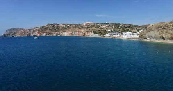 Ünlü plaj Paleochori, Milos Adası Kiklad Adaları, Yunanistan üzerinden uçuş. — Stok video