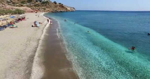 Repülés alatt a híres strand Paleochori, Milos island Kükládok, Görögország. — Stock videók