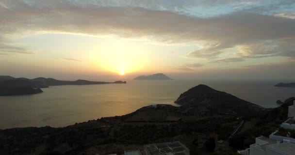 Vuelo sobre la ciudad de Plaka al atardecer, isla de Milos Cícladas, Grecia — Vídeo de stock