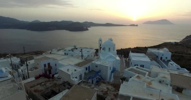 Vol au-dessus de la ville de Plaka au coucher du soleil, Milos île de Cyclades, Grèce 