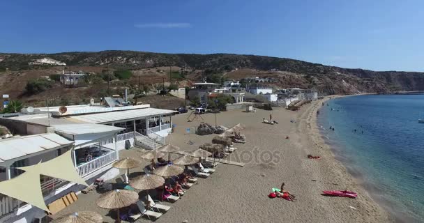 Voo sobre a famosa praia de Paleochori, Milos ilha Cyclades, Grécia . — Vídeo de Stock