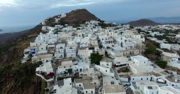 Vol au-dessus de la ville de Plaka avec de belles maisons blanches et églises, Milos île de Cyclades, Grèce — Video