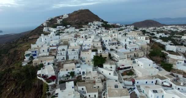 Voo sobre a cidade de Plaka com belas casas brancas e igrejas, Milos ilha Cyclades, Grécia — Vídeo de Stock