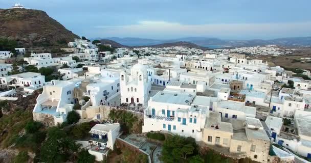 Güzel beyaz ile Plaka şehir üzerinde uçuş evleri ve kiliseleri, Milos island Kiklad Adaları, Yunanistan — Stok video