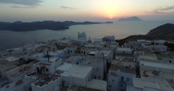 Vol au-dessus de la ville de Plaka au coucher du soleil, Milos île de Cyclades, Grèce 