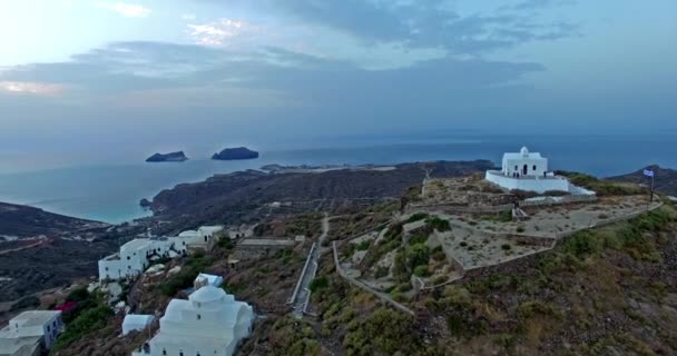 Vol au-dessus de la ville de Plaka au coucher du soleil, Milos île de Cyclades, Grèce 
