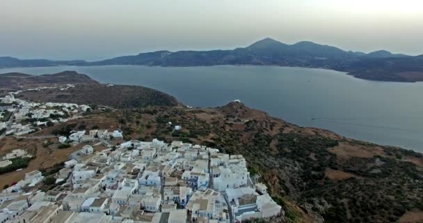 Полет над городом Плака на закате, остров Милос Киклад, Греция — стоковое видео