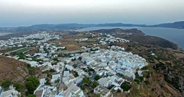 Vuelo sobre la ciudad de Plaka con hermosas casas blancas e iglesias, isla de Milos Cyclades, Grecia — Vídeos de Stock
